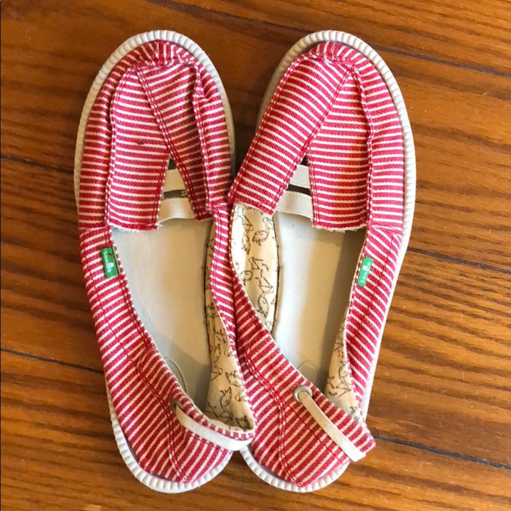 Cute Sanuk shoes - Size 9